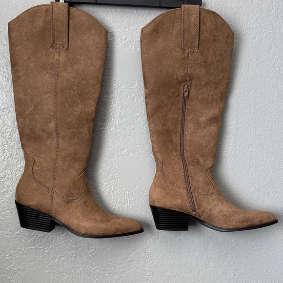 Elegant Tan Heeled Boots - Picture 3 of 13